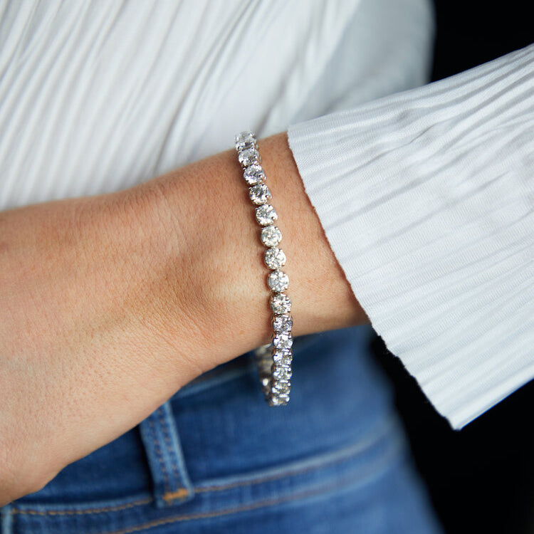 Tennis bracelet in platinum featuring round brilliant cut diamonds in Dublin, London, Manchester, Ireland and the UK. Fine jewellery, engagement and wedding rings, Bridal luxury, Irish and British craftsmanship, timepiece